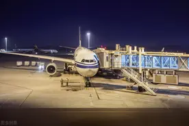 明明有空闲廊桥，为什么上飞机还要坐摆渡车？只因购买特价机票？图片