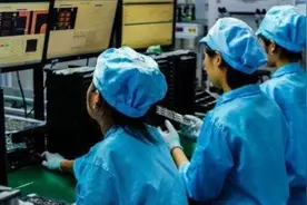 富士康打工妹晒出一整年的工资单，这就是打工者的真实写照图片