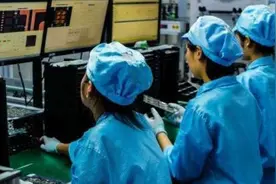 富士康打工妹晒出一整年的工资单，这就是打工者的真实写照图片