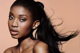 9年前，53岁画家杨彦4000万迎娶24岁黑珍珠，如今网友点赞好福气图片