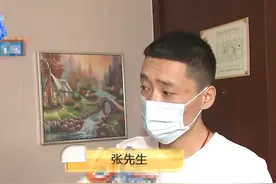 情侣入住酒店，女友洗完澡浴袍还没来得及穿，房门就被3名饮酒男子打开图片