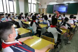 人民日报：多地公布暑假放假时间，学生拍手叫好，家长却颇为不满图片