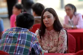 45岁大叔陪儿子去相亲，没想到姑娘看上的是他，父子反目图片