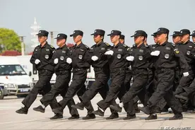 保安12小时上班，365天全年无休，大家说这样的工作累吗？图片