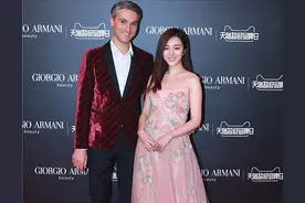 王晓晨的身材真让女孩子羡慕，不胖不瘦刚好，穿显黑粉裙也好美图片