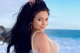 从游泳转向健美，少女15岁开始健身，19岁成为职业健美运动员图片