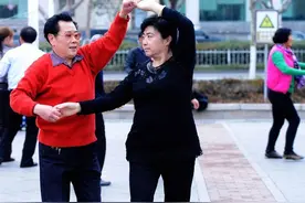 65岁大爷哭诉：跳了3个月交谊舞我怕了，那些女舞伴不是省油的灯图片