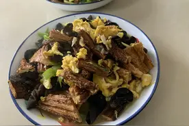 炒木耳时，总是炸锅溅油，大厨：多加这一步，木耳香嫩又好吃图片