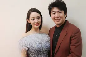 郎朗晒一家三口照片反被骂，只因这个小举动，你会这样对孩子吗？图片