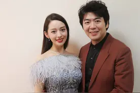 郎朗晒一家三口照片反被骂，只因这个小举动，你会这样对孩子吗？图片