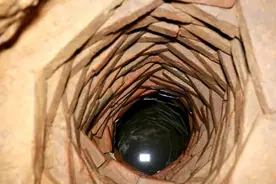 七旬老汉耗时7年，独自深山挖井，煤油用了30多斤，只为一家老小图片