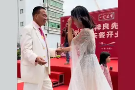 64岁万梓良商演玩得太嗨，和女司仪牵手跳舞，女方表情尴尬不情愿图片