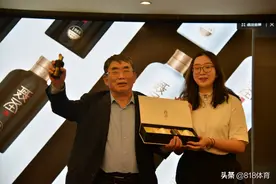 聂卫平三婚女儿孝顺!医生只许他每天喝2两酒,女儿定制2两装茅台酒图片