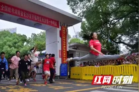 开心到飞的长沙“一字马”女生：能上理想的大学图片