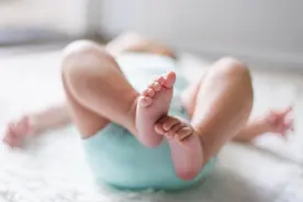有两种衣服容易让宝宝的腿变弯，将来很不好看，你给娃买过吗？图片