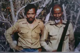 目睹父亲被咬死后，瘦弱的他拿起猎枪，一生杀死61头吃人虎图片