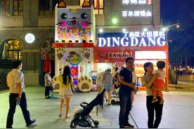 六一儿童节的“大礼物”！两层楼高的巨大扭蛋机，装满手办引围观图片