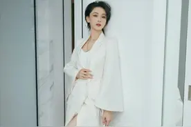 张馨予一袭白裙明艳动人，金属质感项链点缀多了一丝叛逆，很时髦图片