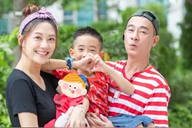 好幸福！陈小春一家四口首次正面同框，应采儿满面红光不像刚生产图片