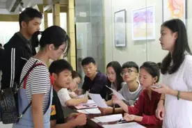 武汉各大院校现“天价学费”，学子们望“费”生畏，欲哭无泪图片