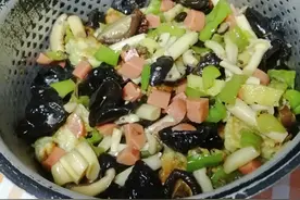这道简单又好吃的早餐，家常茄子豆腐煲，只需20分钟，孩子超爱吃图片