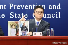 易凡医生皮肤已变白，中日医院援鄂医疗队段军发布会现场展示照片图片