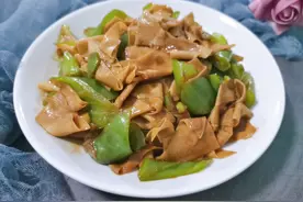做尖椒豆皮时，豆皮万万不可焯水，教你一招，豆皮鲜香入味有嚼头图片