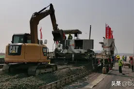 鄂州花湖机场西跑道混凝土面层施工启动图片