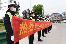 抗疫英雄凯旋，安徽宿松百余名交警护全程护送图片