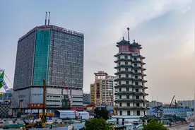 友谊大厦拆除陷入搁置后，小业主们也陷入困局：月租近4千元的房屋如今1千元也没人租了图片