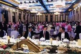 刘强东雷军请行业企业家吃饭，连餐具都是镶金的，却喝这种酒图片