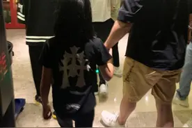 陆毅全家现身电影院，俩姐妹大长腿比手臂细，贝儿快和妈妈一样高图片