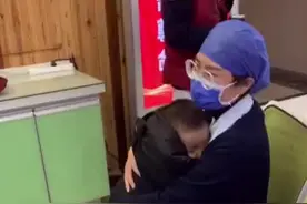 （视频）@太原人，温馨一幕！护士用外套把生病孩子裹住安慰，网友：温暖了小孩，也温暖了屏幕前的我图片