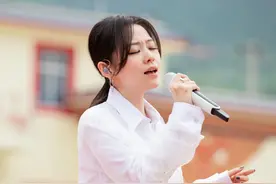 张靓颖活动造型曝光，白衬衫外面套轻纱，配阔腿裤利落又显高图片