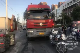 福建一“百吨王”大货车冲关一路狂飙，撞倒警车后，司机还跑了图片