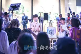 一个音响一支麦！他用歌声“点亮”文化夜市 济南报业记者带你围观图片