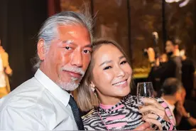 洗米华夫妇高调为干妈庆生，张耀扬出席抢风头，头发花白肌肉健硕图片