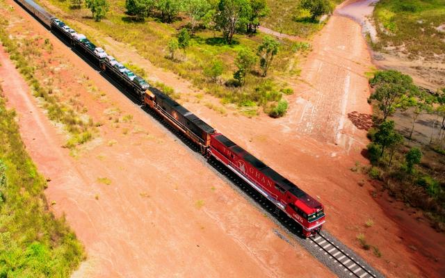 火车拉货多少节,7353米长的火车,8个车头拉着跑,整列有682节车厢 - 冷