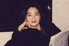 曾是香港第一美男子，连林青霞都为他着迷，58岁破产却被妻儿抛弃图片