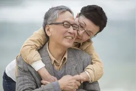 56岁阿姨每天早起以晨跑为由和情人约会，被老公发现后遭报应图片