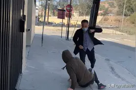 湘潭大学教授在美国用武术击退持枪劫匪，当事人：行为不值得效仿，但一遇到抢劫就交钱会助长犯罪图片