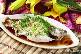 鱼刺卡在喉咙里，喝醋是不对的，教你一招，让鱼刺自己跑出来图片