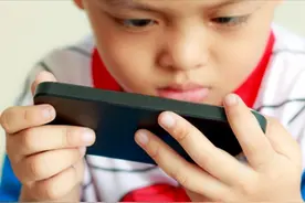 美国心理学家：从小玩手机和不玩手机的孩子，10年后有很大差距图片