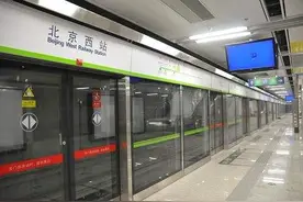 早高峰北京地铁超强运行线路将达13条 明起10号线最小运行间隔缩至1分45秒图片