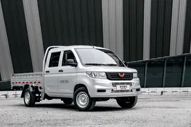 又大又能装，汽车下乡遇上地摊经济，荣光新卡值得托付图片