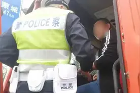 【危险】穿着拖鞋开车还追剧？图片