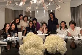 那英私人聚会照曝光，手夹香烟显豪迈，杨坤与美女亲密贴脸合影图片