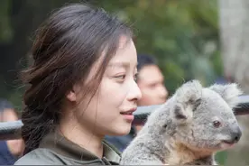 麻花辫就是萌妹子 轻妆淡抹的饲养员妮妮 实在是太可爱啦图片