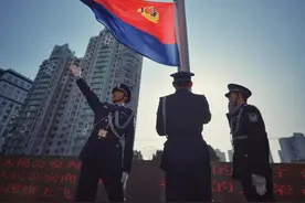 【警察节各地庆祝活动⑩】沪公安警务直升机今早挂旗巡飞，庆祝首个“中国人民警察节”！图片