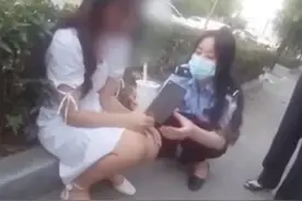 民警用奶茶换下了女孩手中的菜刀！网友：好温柔图片